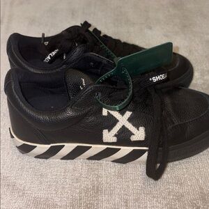 Off-White Black and White low top vulcanized leather sneakers